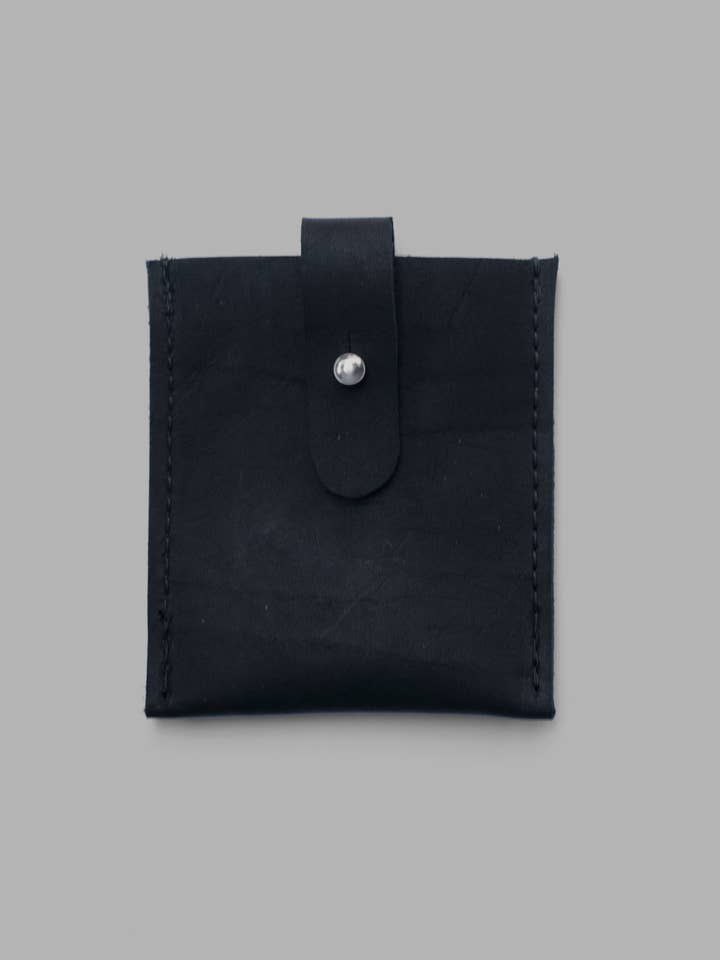 Kartenetui mit ausklappbarem Etikett in Gelb, Grün, Braun und Schwarz für den Großhandel von normal Behaviour