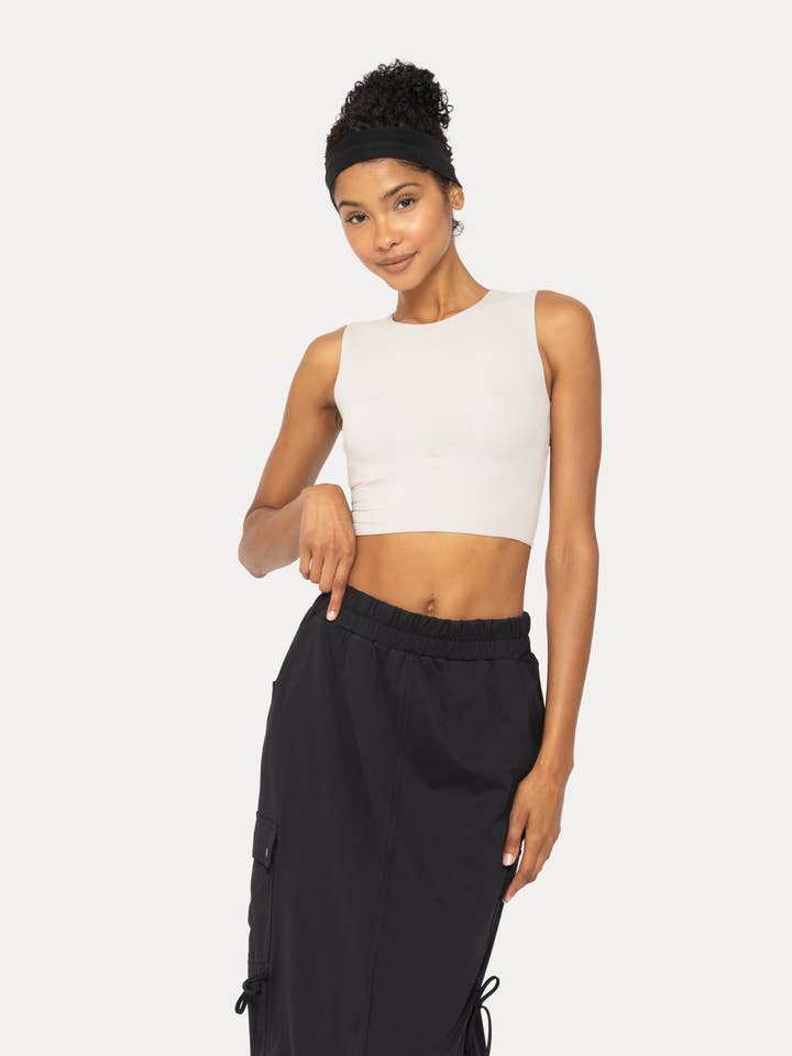 T-shirt corta aderente per la vendita all'ingrosso da parte di Mono B