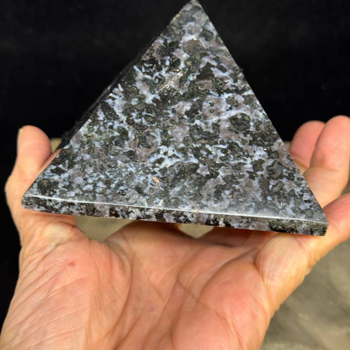 The 7 Directions – Engroshandel Spirituelle sten og krystaller – Indigo Gabbro pyramide energicenter F16D5