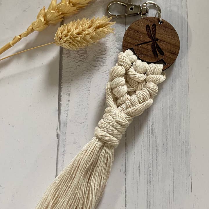 Porte-clés Boho Macramé... libellule pour la vente par Chickadee Creations