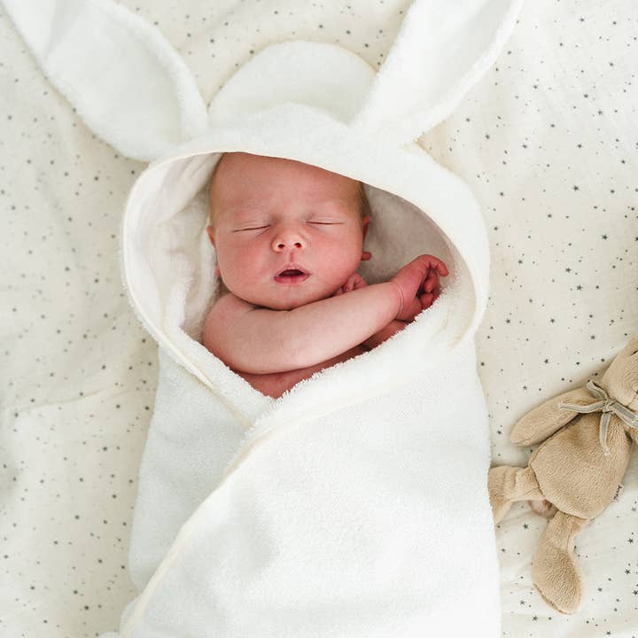 Sortie de bain bébé avec capuche oreilles de lapin blanc ancien pour la vente par Babyshower