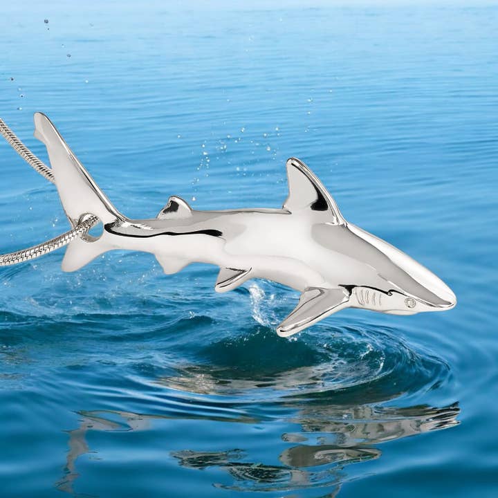 Colar de Tubarão para Senhora Prata de 1ª Lei - Colar de Tubarão de Recife Cinza para Mulher, Colar de Tubarão de Recife em Prata de 1ª Lei, Joias de Tubarão, Pingente de Tubarão por atacado de Big Blue by Roland St John