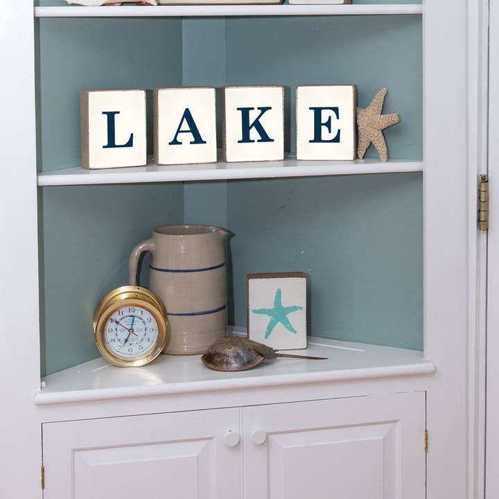 Letras decorativas de bloque de madera de fuente antigua azul marino A - Z para venta al por mayor de Rustic Marlin