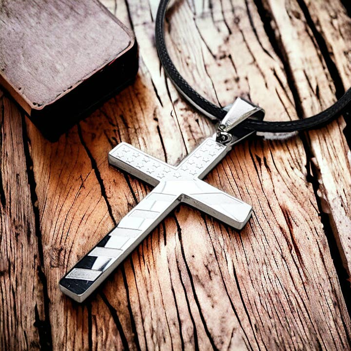 Collier en corde noire avec croix en acier inoxydable et drapeau des États-Unis pour la vente par Forgiven Jewelry