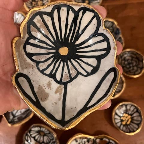 Hsieh Clay SF – wholesale Smyckesfat – Handgjord blommformad keramisk smyckesskål 4" med 22K dekoration3