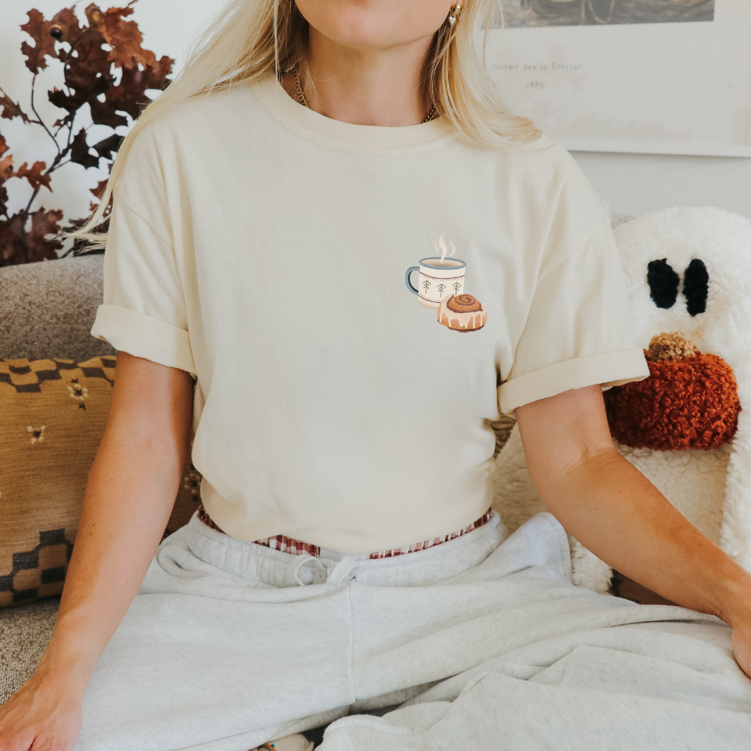 Tilda&Theo – wholesale Screen printed t-shirt – Women′s – T-shirt Cinnamon Roll & Coffee Kanelbullar Sweden7