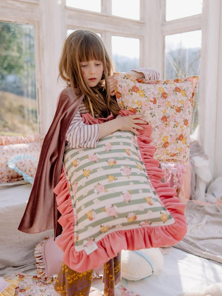 Forårspyntepude med flæse "Pink garden" for engroshandel hos Moi Mili