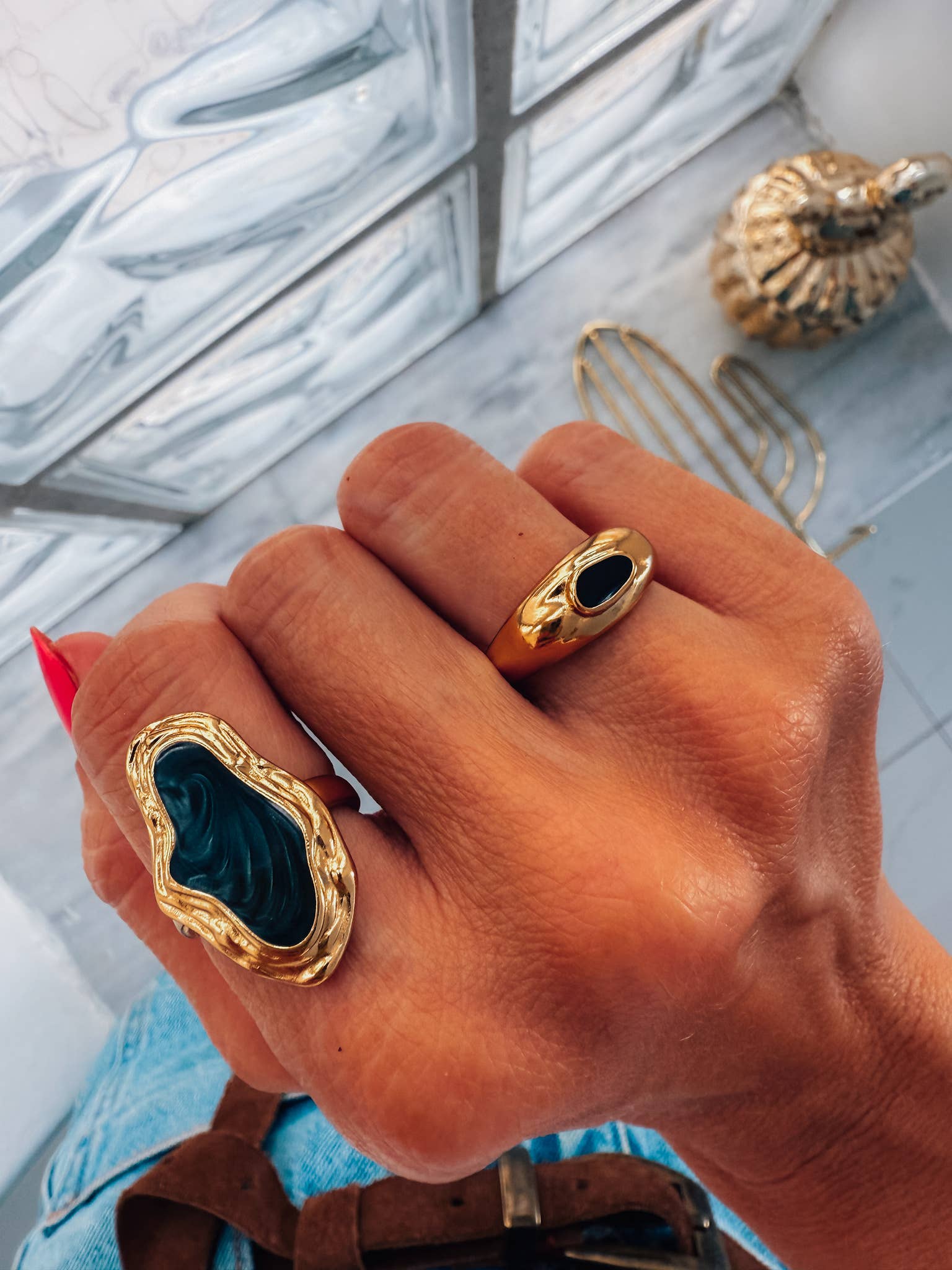 Goupi – wholesale Cocktail/statement ring – Artistic shaped ring in with black enamel in gold 2