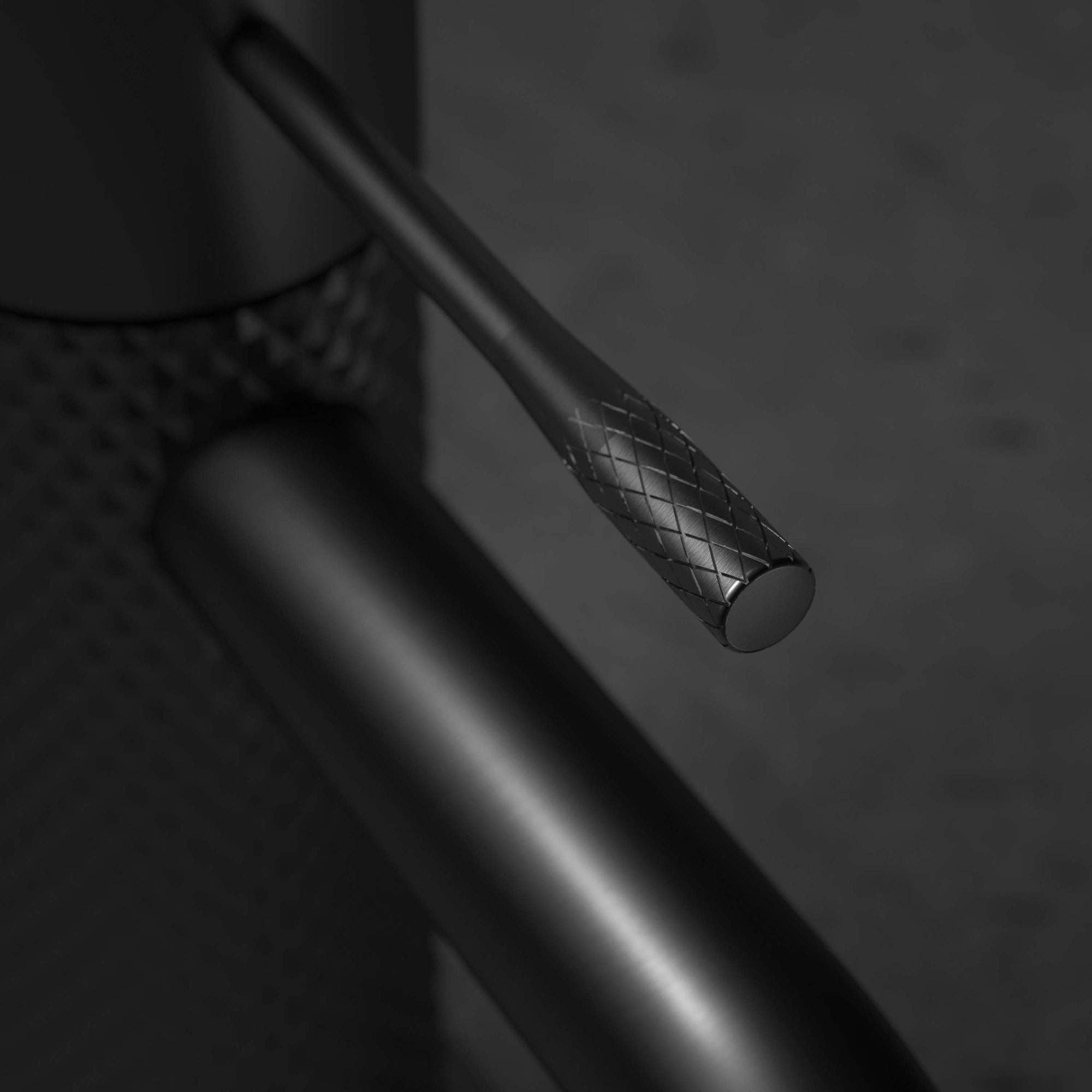 Stilform Handels GmbH - Venta al por mayor Conjunto de accesorios de baño - Grifo de lavabo Stilform serie Iconic versión alta en color gunmetal6