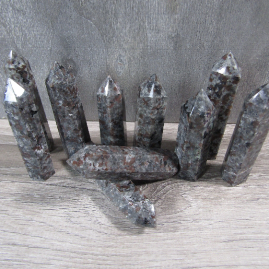 Keystone Crystals – wholesale Andlig sten/kristall – Gemstenskristall Obelisker 85–113 g | Grossist Kristalltorn Presentbutik20
