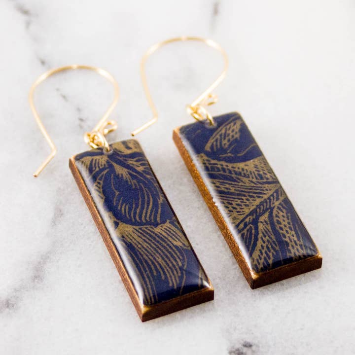 Boucles d'oreilles rectangulaires botaniques bleu marine et or pour la vente par No Man's Land