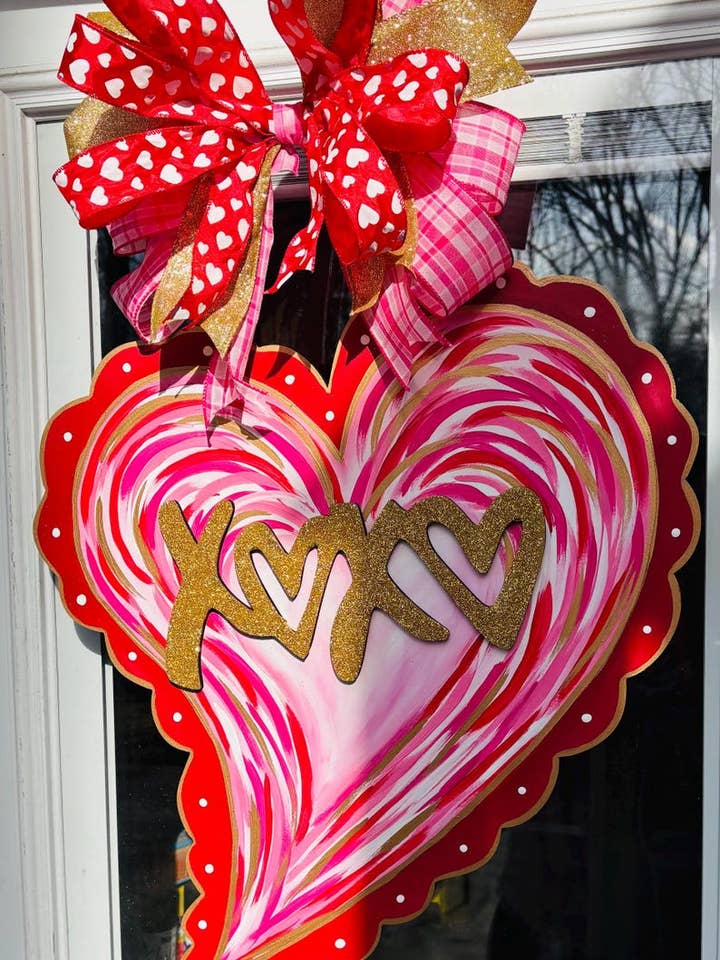 Alla hjärtans dag-asymmetrisk rosa virvelhjärta "XOXO" dörrhängare för wholesale av Chelle Belle's Creations