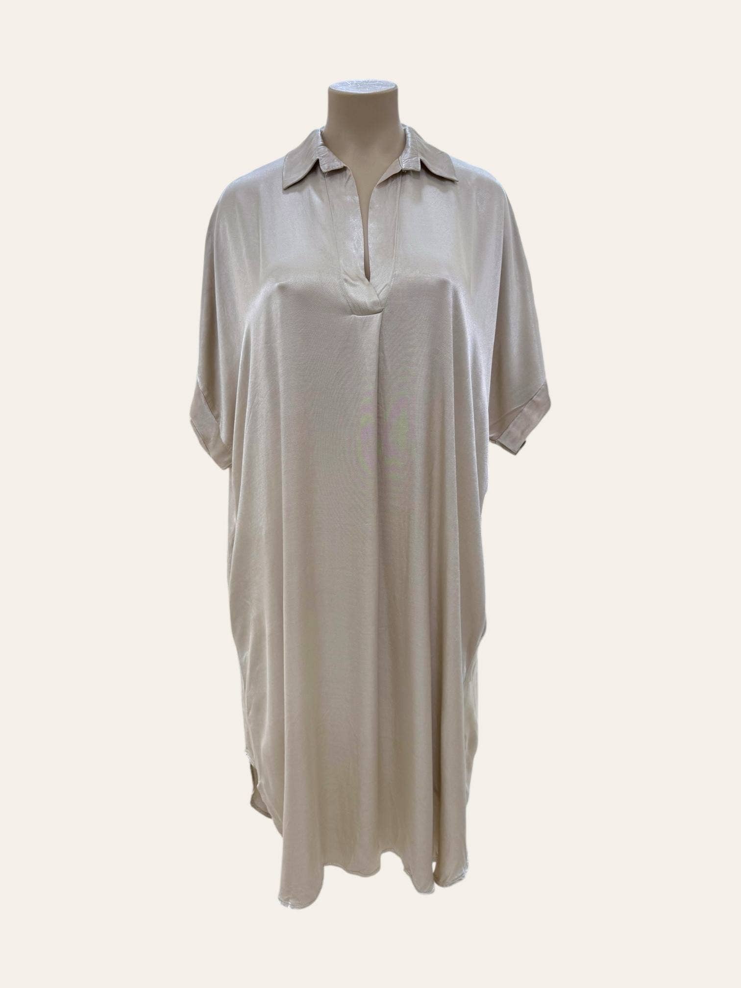 C'MELODIE - Wholesale Jurk - Dames - Losvallende plus size jurk met polo kraag van dikke satijn - model 890510