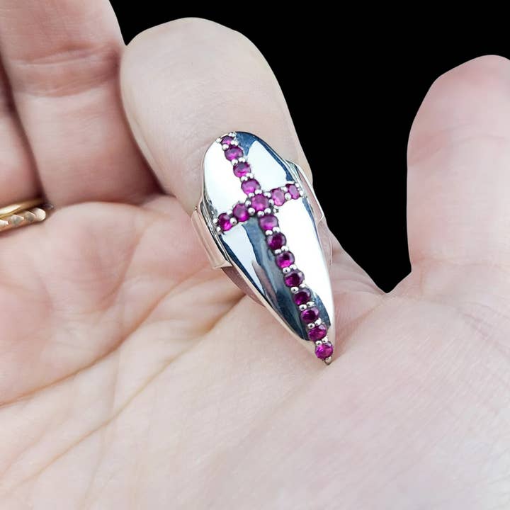 Griffe de faux ongles rouge rubis pour la vente par Inchoo bijoux inc