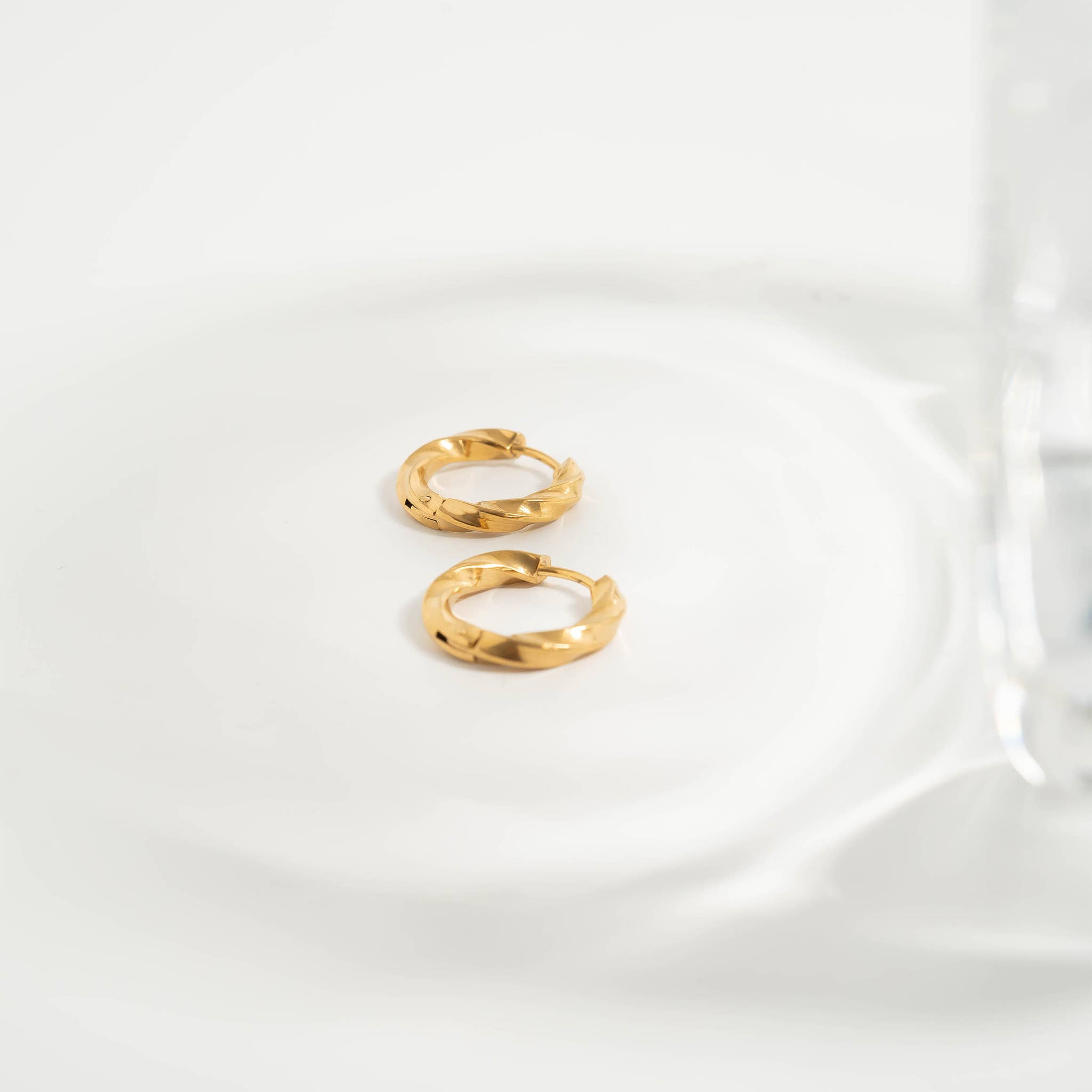 WJW – Großhandel Huggie-Ohrring – Strukturierte, verdrehte Huggie Hoops aus 18-karätigem PVD-Edelstahl /ERJ00266