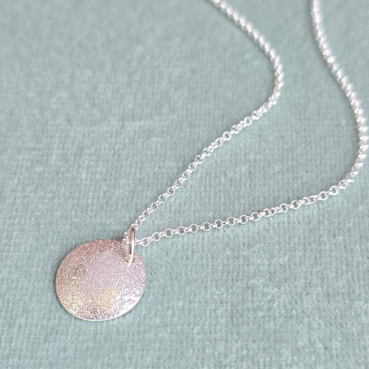 Petit Pendentif Rond en Sable - Argent Sterling pour la vente par Kuriosities
