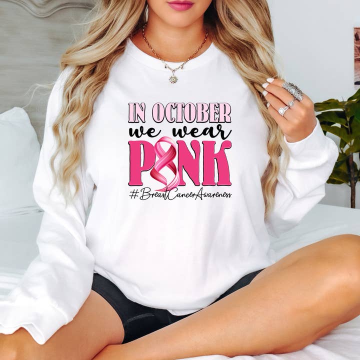 In oktober dragen we een roze sweatshirt voor wholesale door Hello Gorgeous Apparel