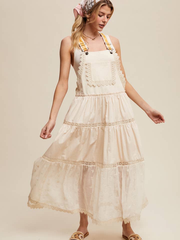 Vestido longo tipo jardineira de algodão com camadas e detalhes em renda por atacado de Listicle