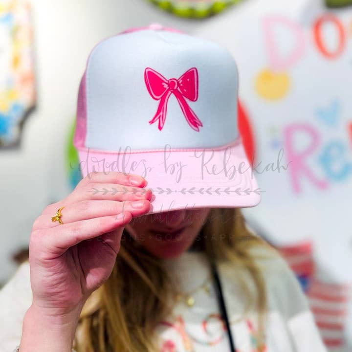 Cappello Trucker con fiocco rosa per la vendita all'ingrosso da parte di Doodles By Rebekah