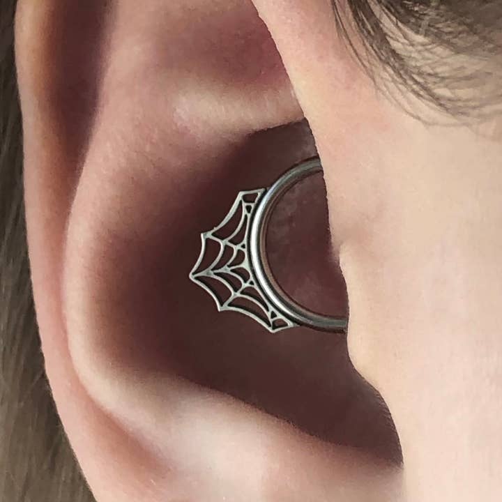 Coffynco – wholesale Näsring – The WIDOW septum-/daith-ring i rostfritt stål med clicker5