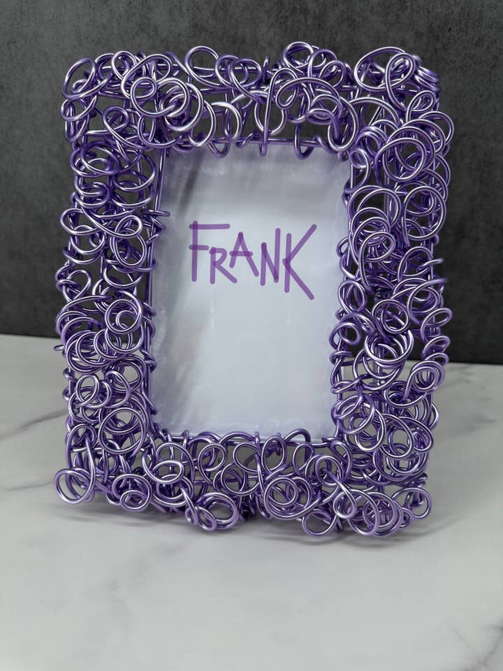 Cadre photo en fil métallique « Loops » (fenêtre de 4 x 6 pouces) couleur lilas pour la vente par Frank Steil San Francisco