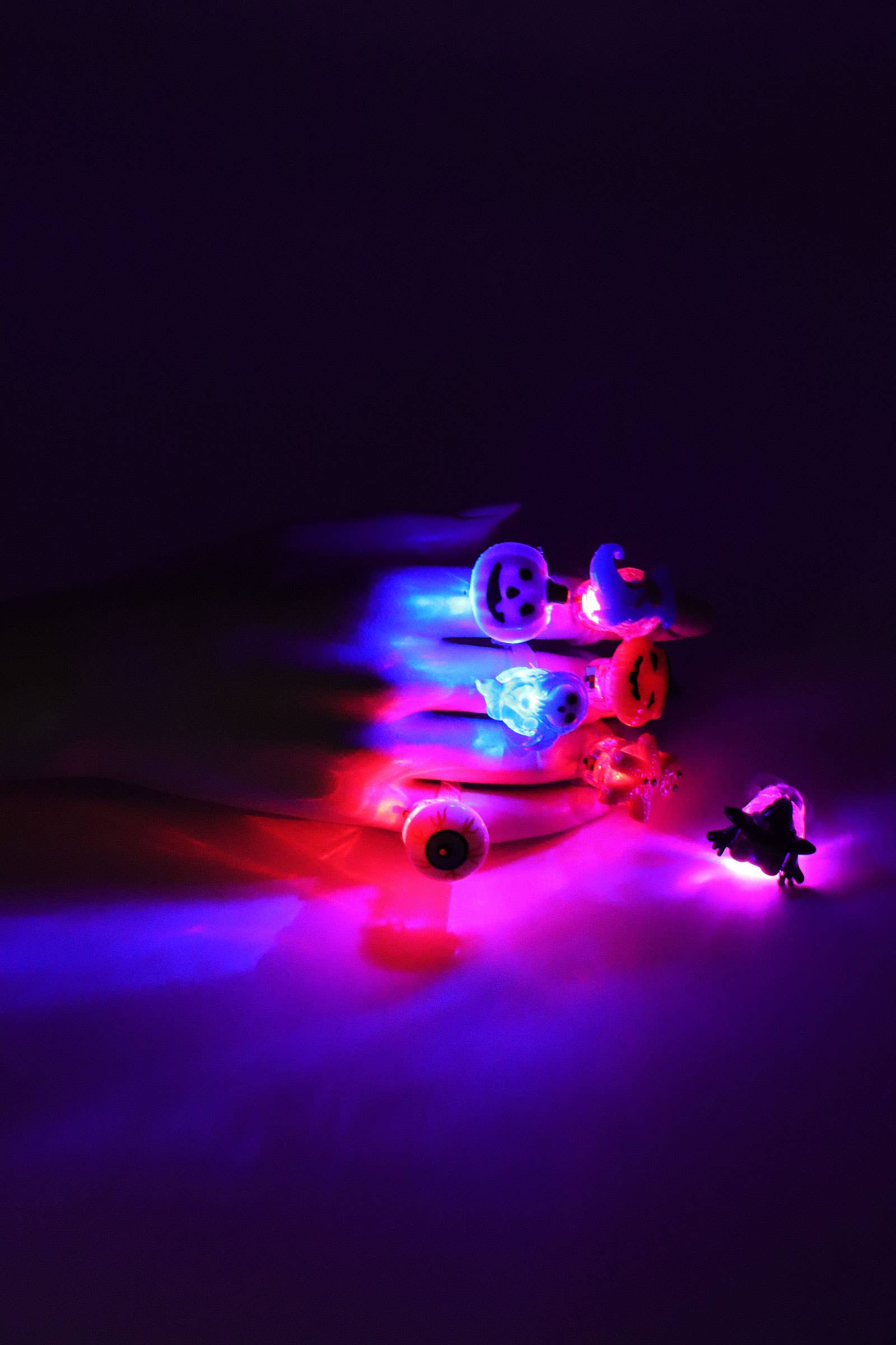 SURTIDO Anillo con luz LED de resina de Halloween - 24 piezas de venta al por mayor en Faire2