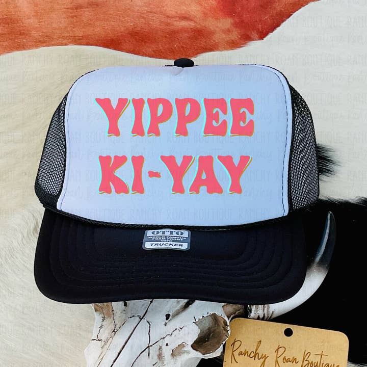 Casquette de camionneur Yippie Ki-Yay Western en mousse à façade avant pour la vente par Ranchy Roan Boutique