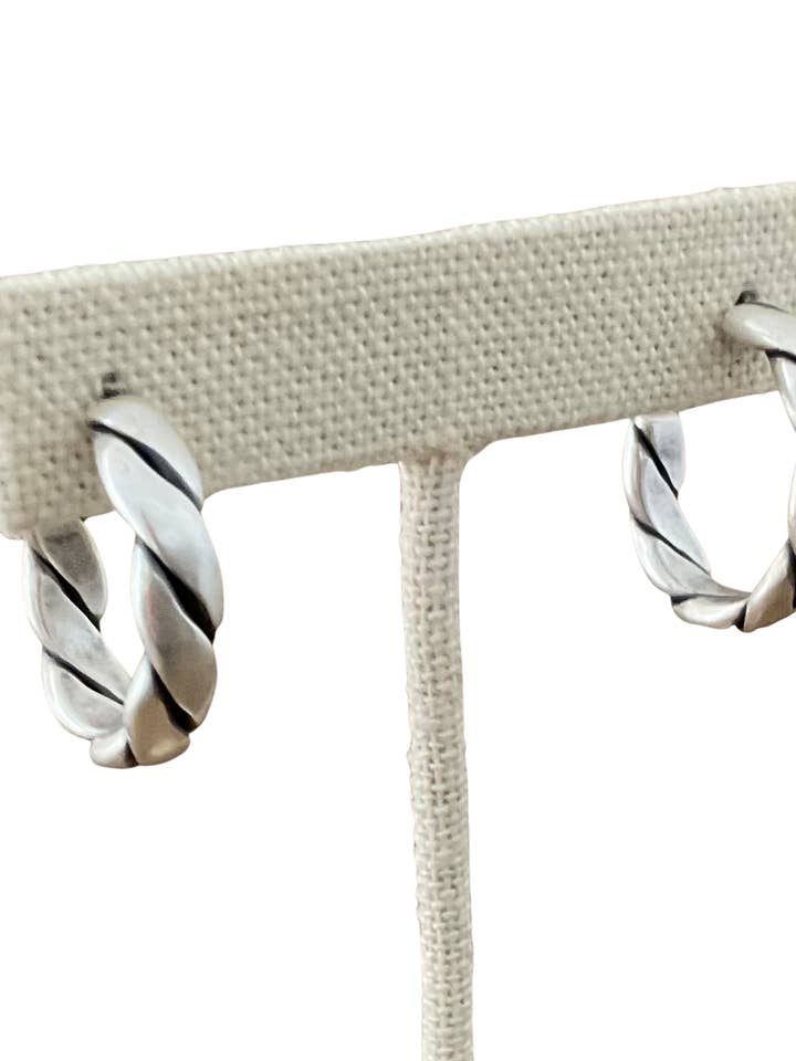 Orecchini a cerchio piccoli in corda vintage placcati in argento sterling per la vendita all'ingrosso da parte di Erin Knight Designs