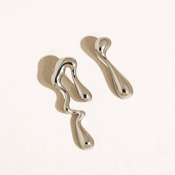 Flânerie by MAIQ - Venta al por mayor Pendientes de botón/aretes de poste - Pendientes desiguales fundidos en oro de 18K que no se empañan5