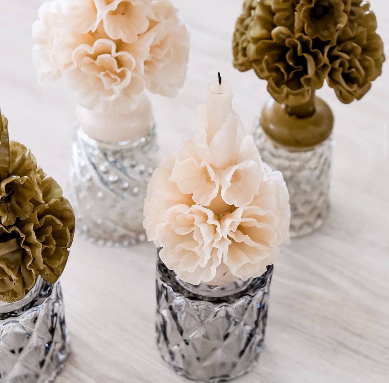 Moderno Decor - Decorative Floral Candles - Venta al por mayor Velas cónicas/candeleros - Vela cónica floral artesanal de cera de abejas color oliva - arte de Oaxaca1