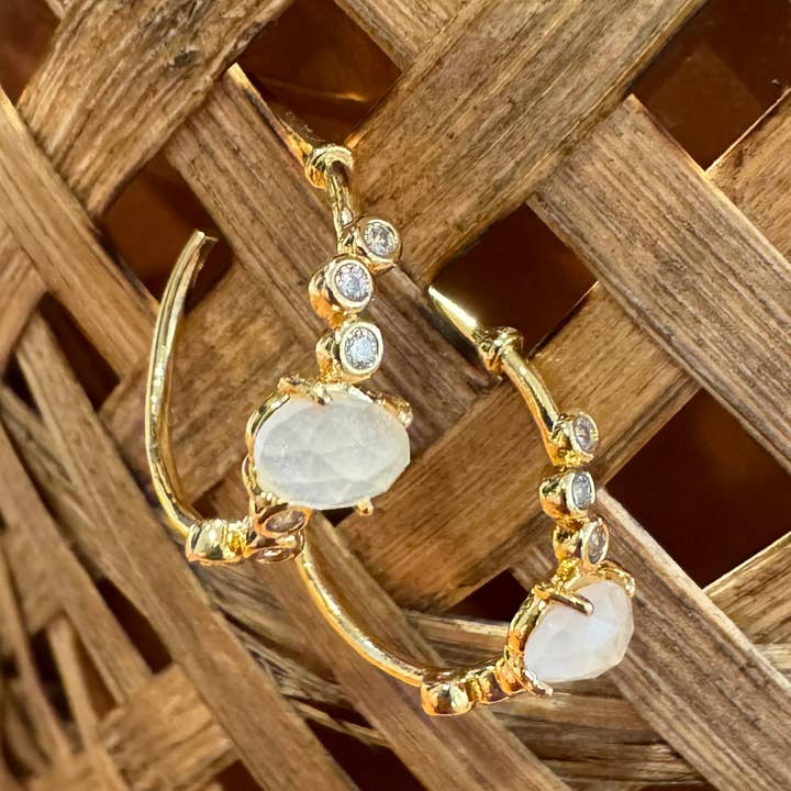 Créoles blanches ornées de fumée et de cristaux pour la vente par Padgett Hoke