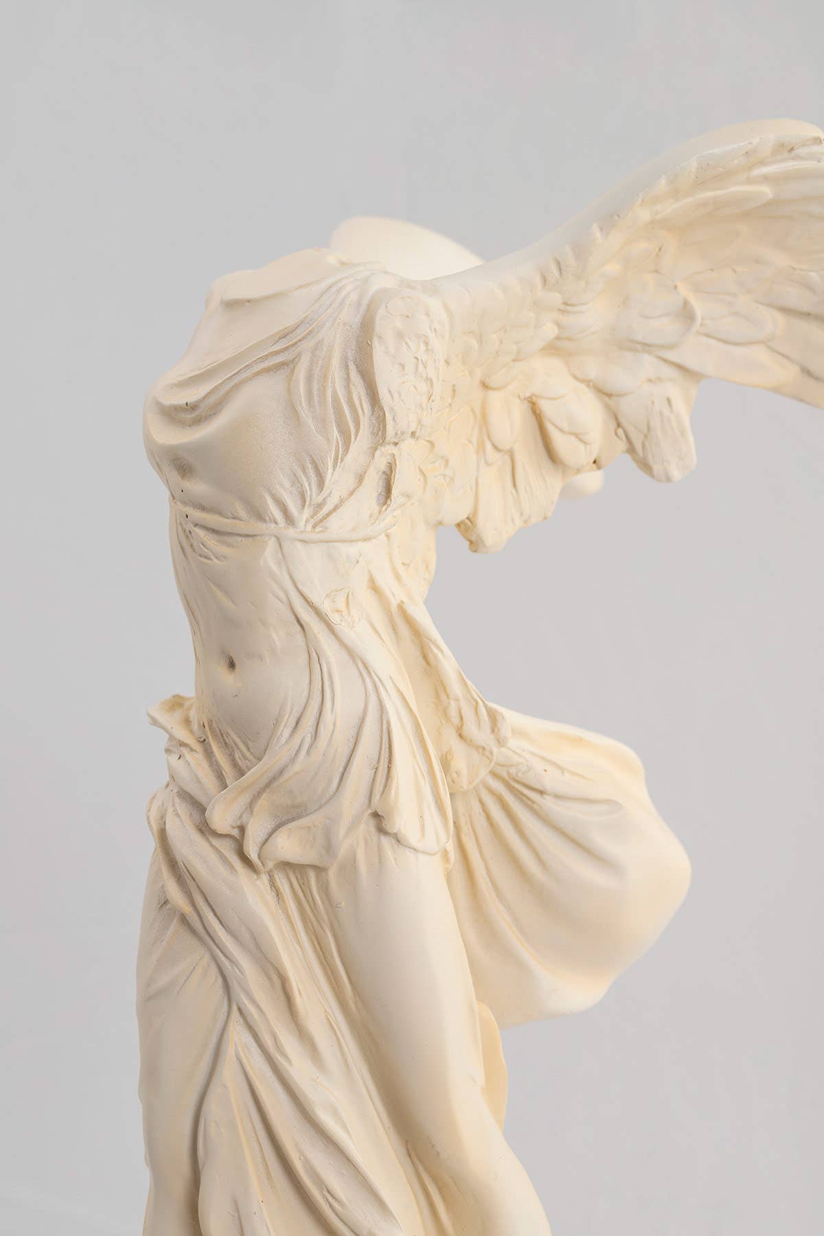 Gdeco - Wholesale Sculpture - Victoria Samothrace Resin Sculpture 33Cm3