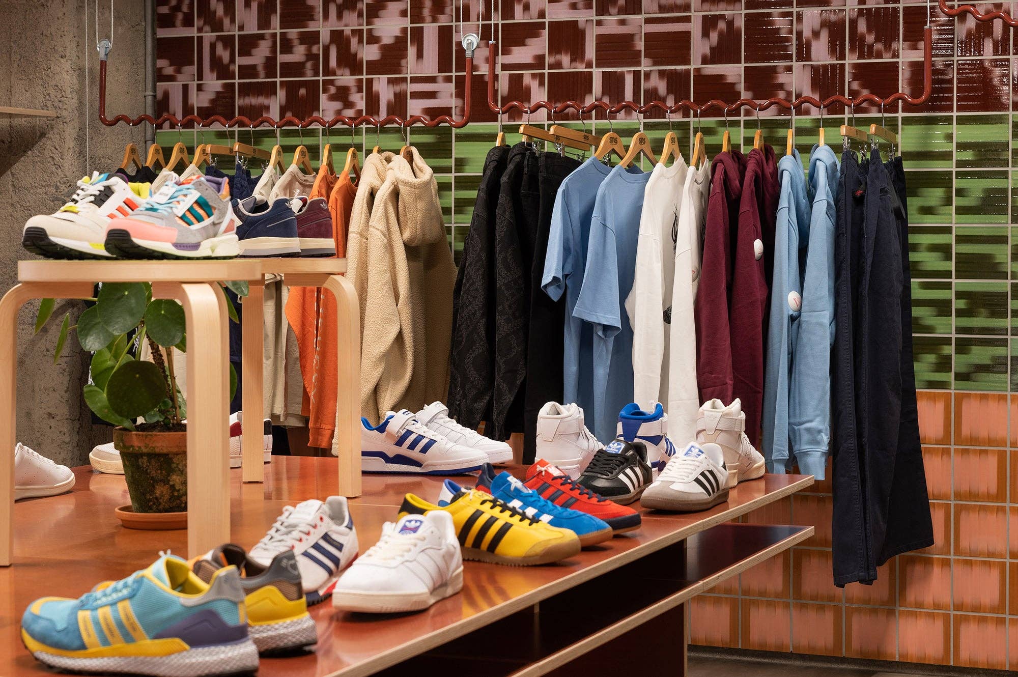 Sinecollection – Großhandel Kleiderbügel – Große Deckenmontierte Kleiderhänger6