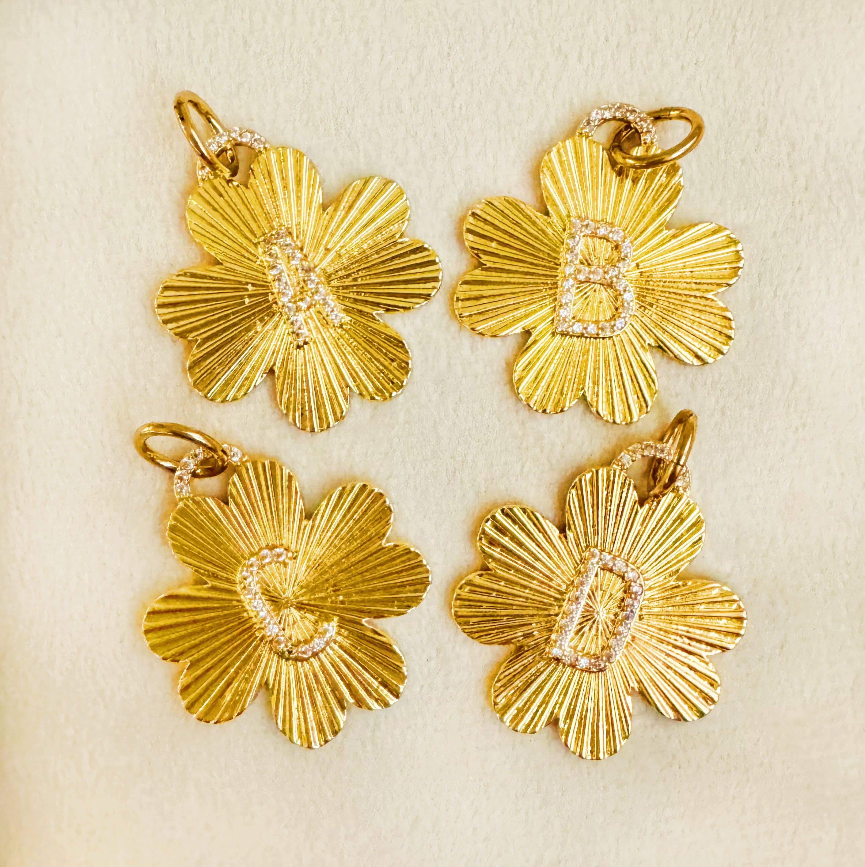 Ellison+Young - Venta al por mayor Abalorios/colgantes individuales - Colgante con clip sin costuras con iniciales de trébol0