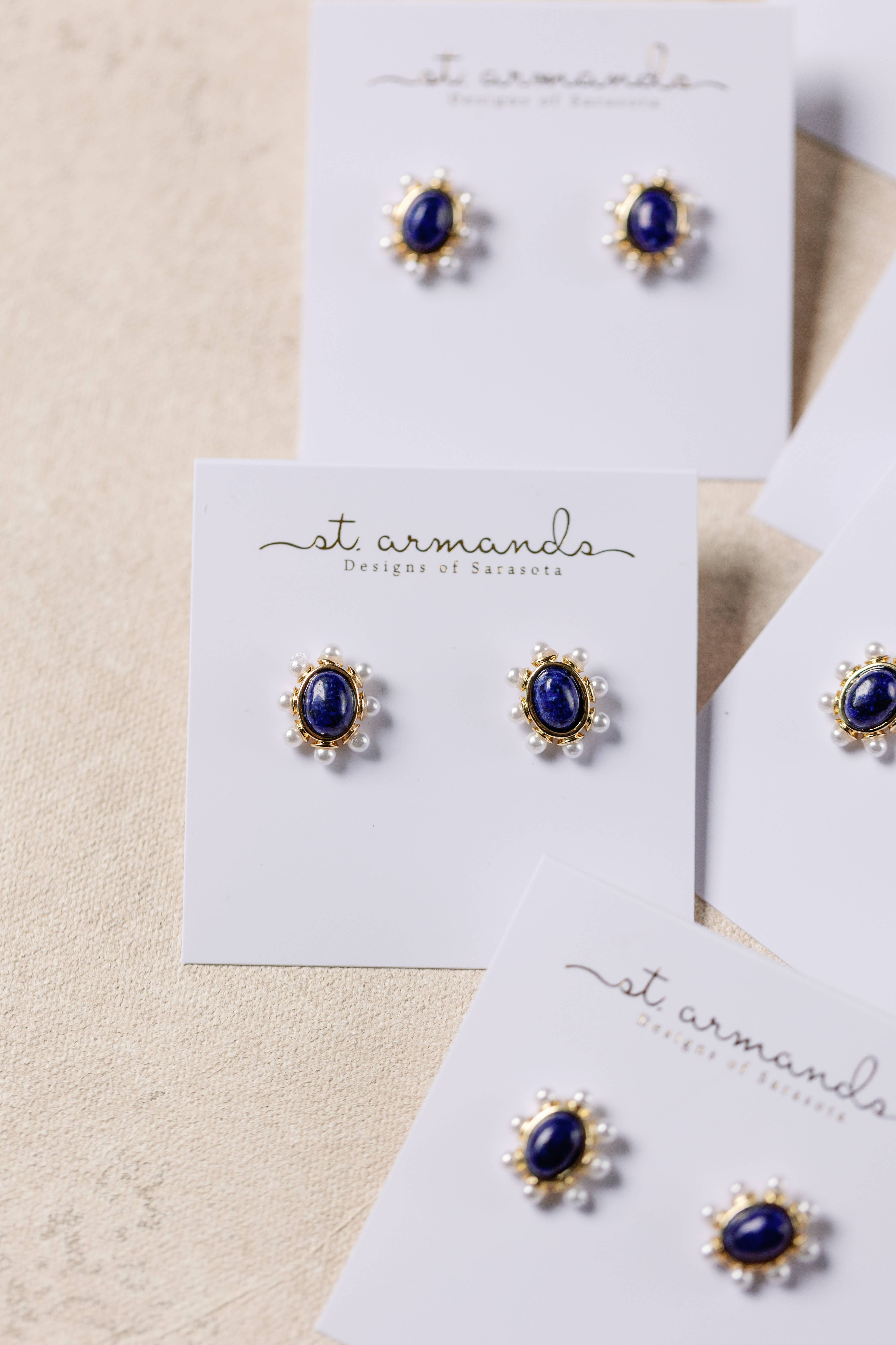 St Armands Designs of Sarasota - Vente Clous d'oreille - Clous d'oreilles ovales en lapis bleu et perles 6