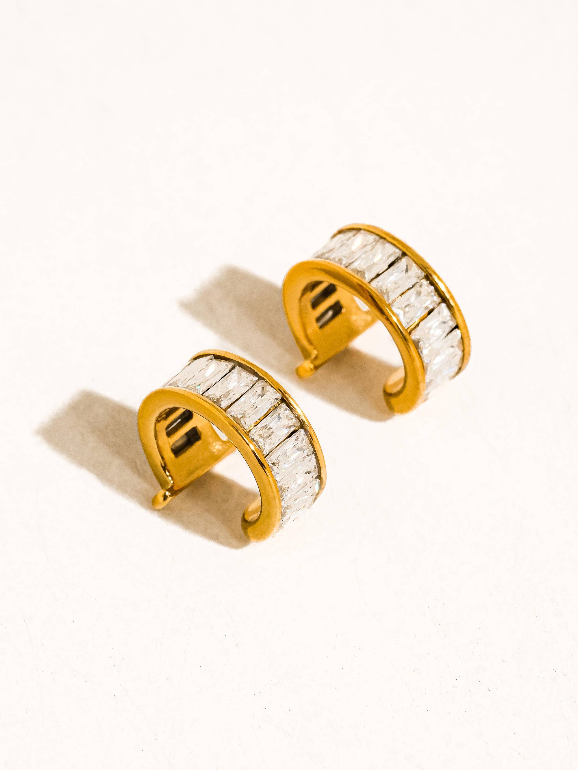 Gelbgold Olianne 18K Gold Nicht-Anlaufender Baguette-Ohrmanschette für den Großhandel auf Faire