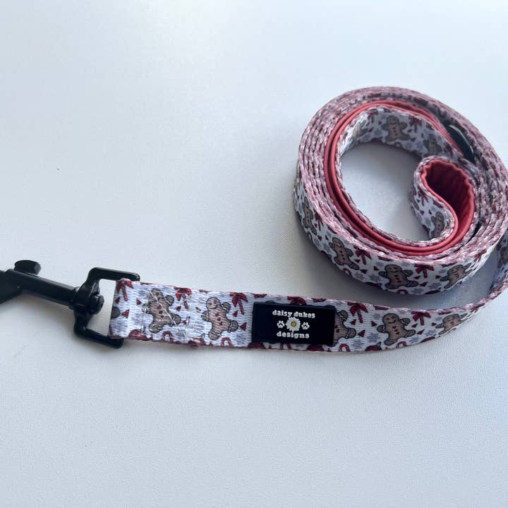 Laisse pour chien en tissu Gingerbread Dreams pour la vente par Daisy Dukes Designs