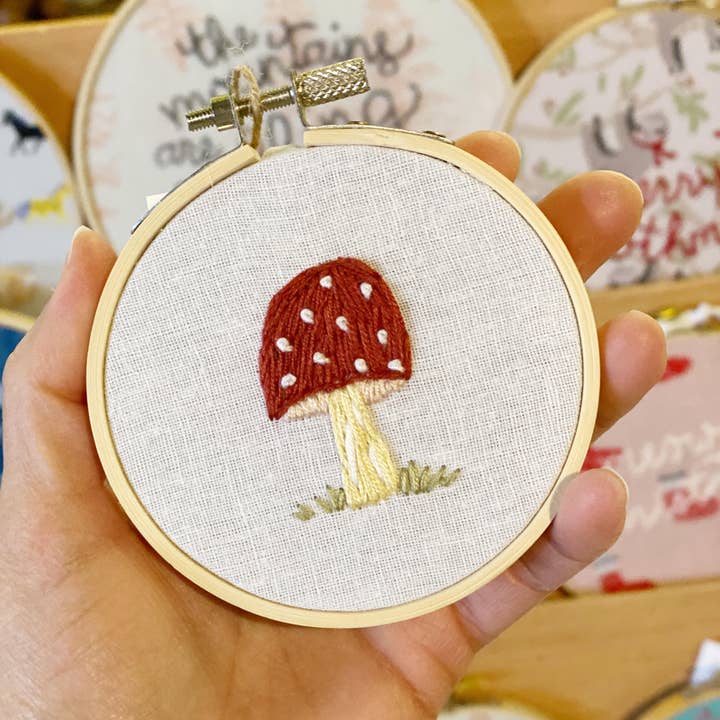 Islay's Terrace – wholesale Material för broderi/korsstygn – Överraskning Mini Mushroom Broderi - 3 tums broderi3