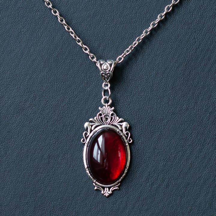 Collar gótico con colgante rojo oscuro para venta al por mayor de Decadent Designs