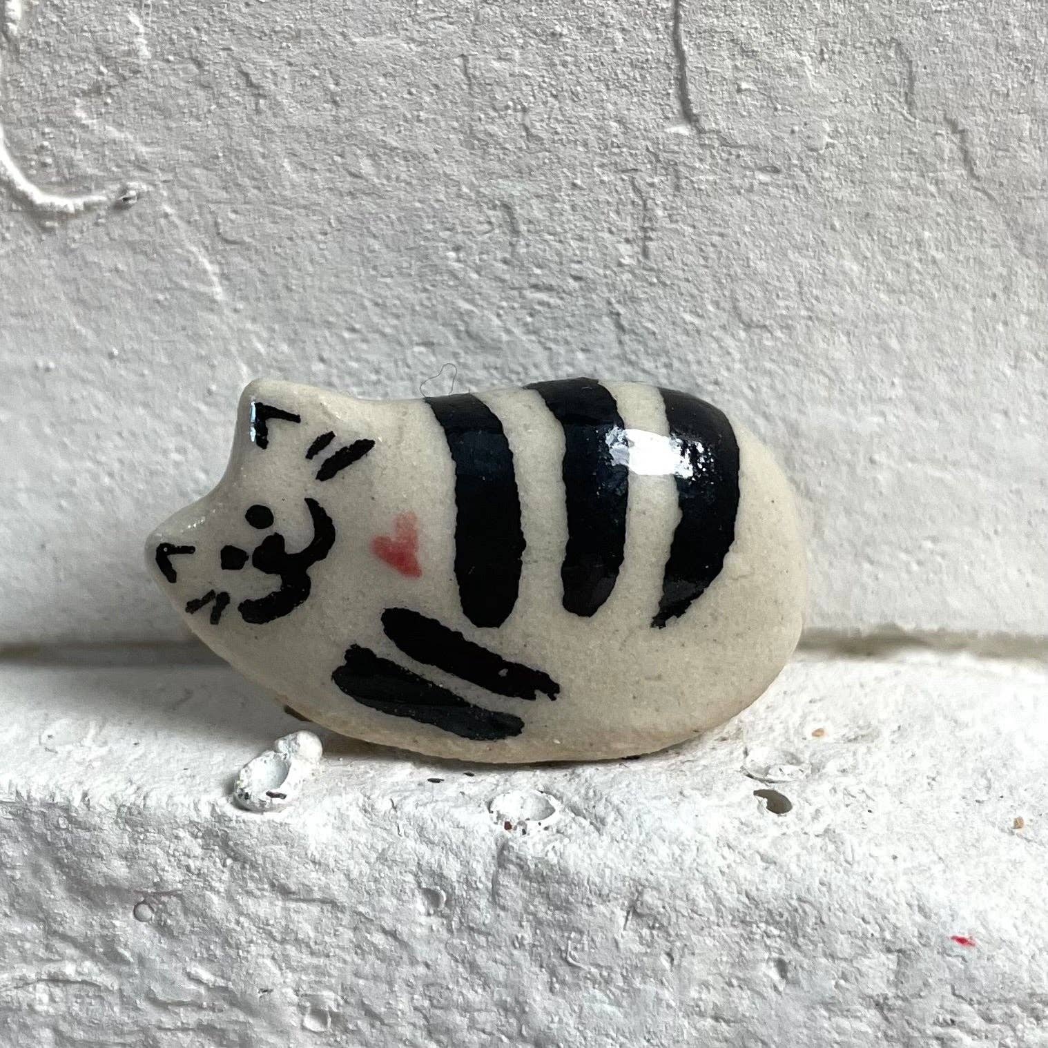 Dariia Dziuba - Wholesale Decorative Figurine - Tiny Hand-Sculpted Ceramic Cats with Heart – Assorted Designs12