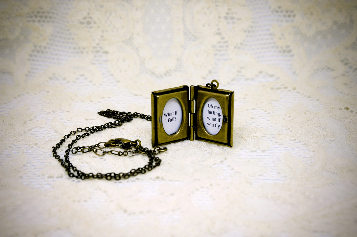 Adorned by Aisha - Vendita all'ingrosso Collane con medaglione - Ciondoli a forma di libro di letteratura3