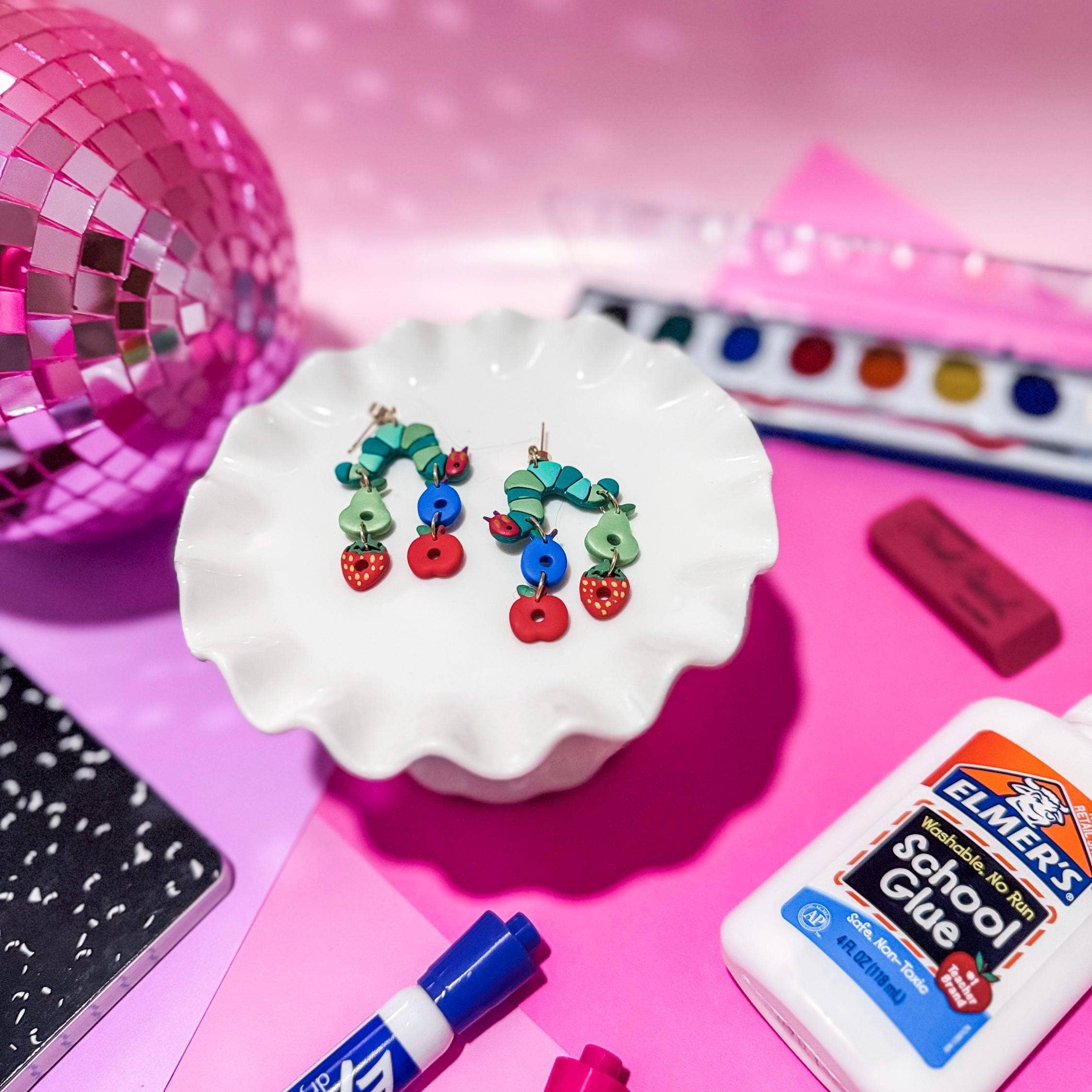 Nelly Rose Jewelry - Venta al por mayor Pendientes colgantes - Pendientes Oruga Hambrienta | Frutas Coloridas2