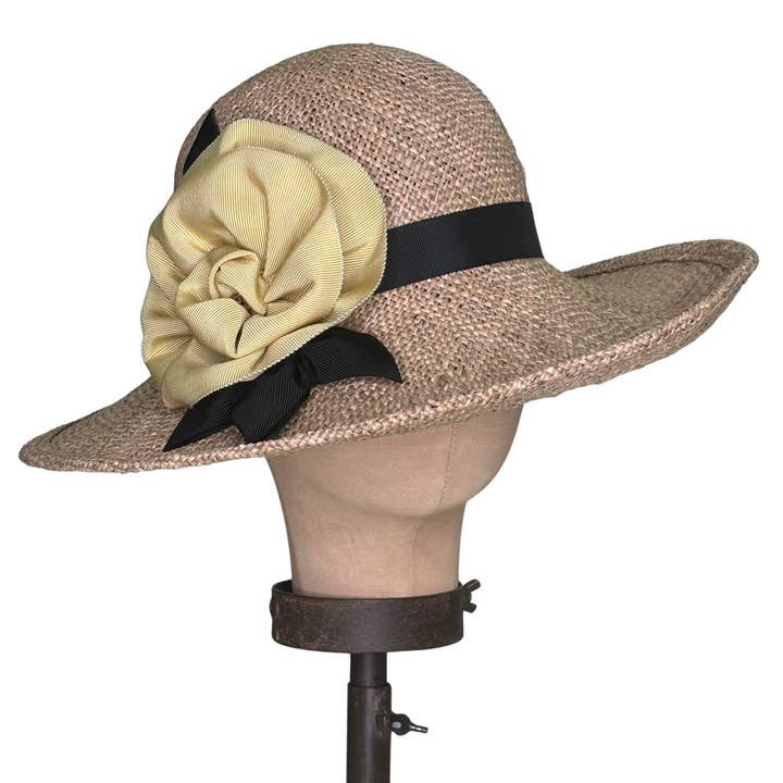 Cloche a tesa larga in paglia di posidonia con gros-grain rosa per la vendita all'ingrosso da parte di Kathy Jeanne Millinery