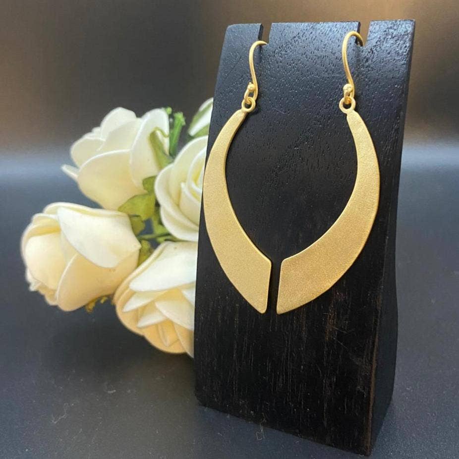 LA MAR - Vente Boucles d'oreilles pendantes - Boucles d'oreilles ESPADA plaquées or - Design avec caractère3