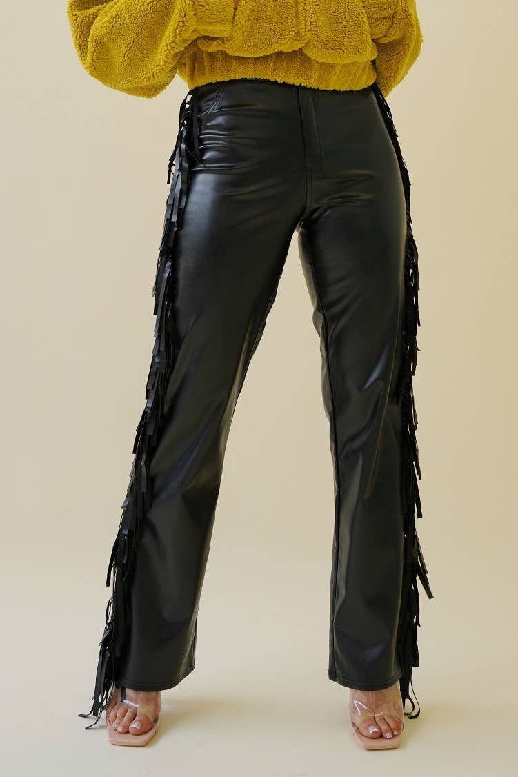 Schwarz Hose mit Seitenfransen aus Kunstleder und ausgestelltem Bein für den Großhandel auf Faire10