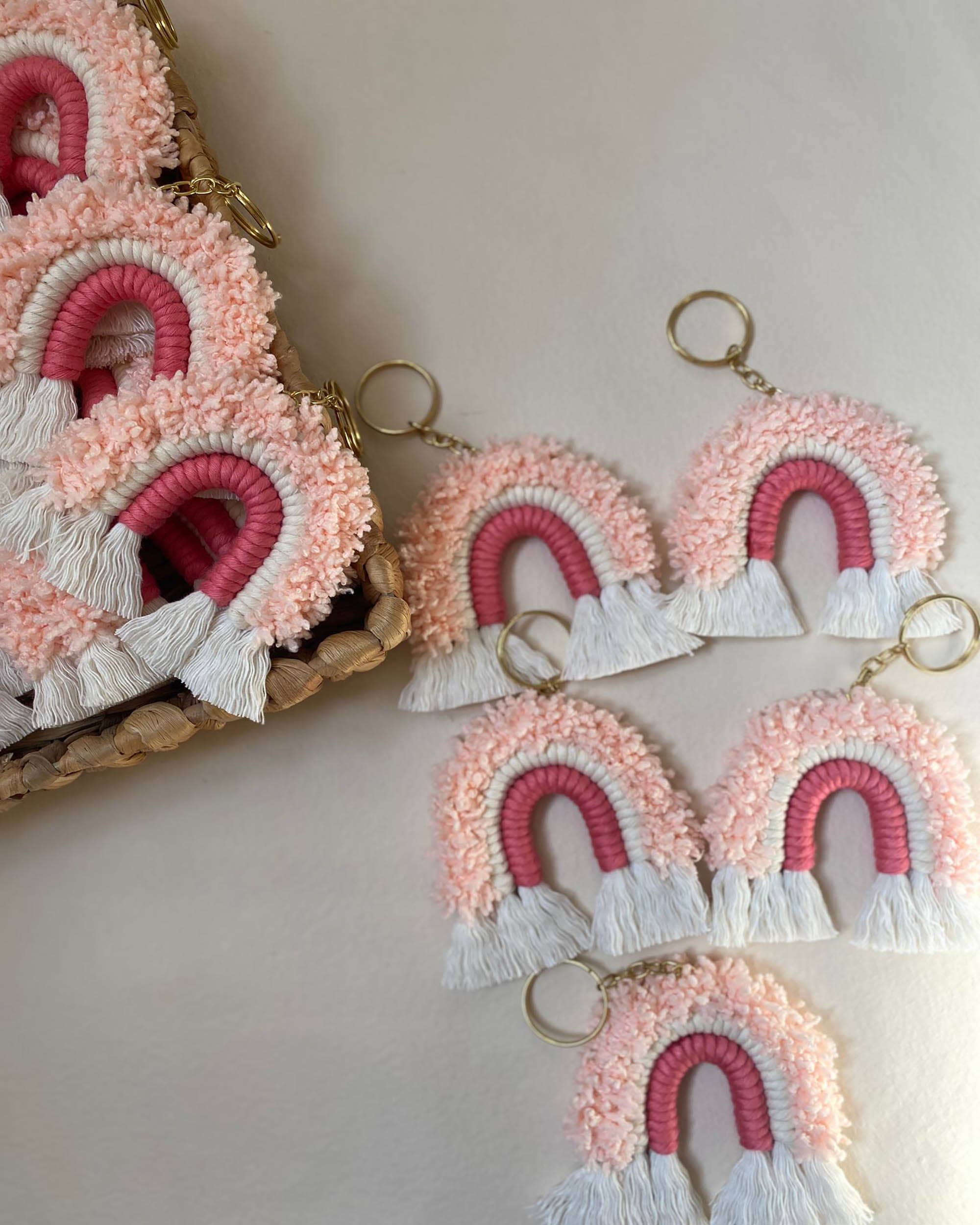 Uniq Favors – wholesale Nyckelringar - Dam – Rosa regnbågsformad makraményckelring i bohemisk stil4