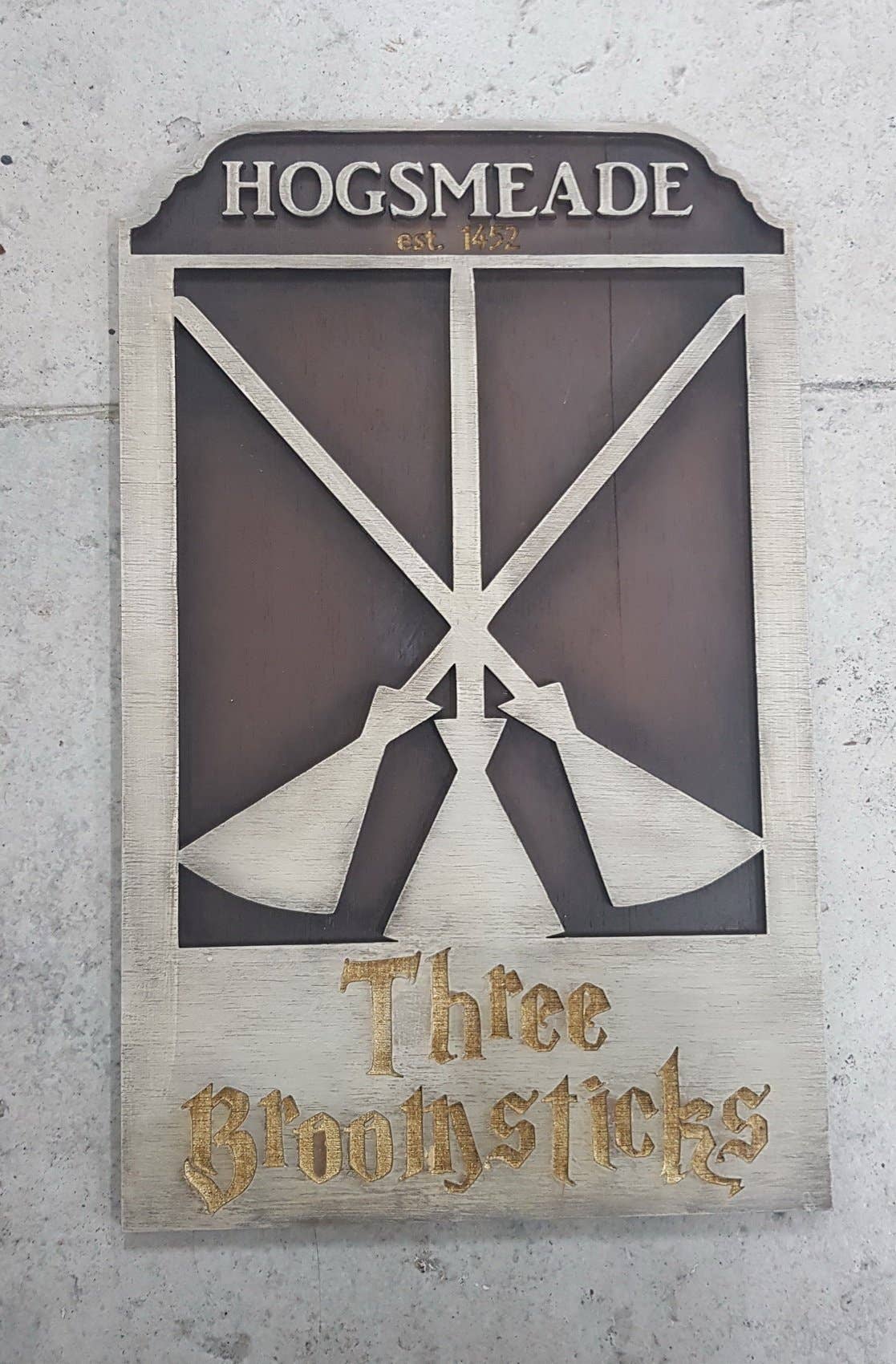 Outcast Props - Vendita all'ingrosso Cartelli - Targa in legno con tre manici di scopa.2