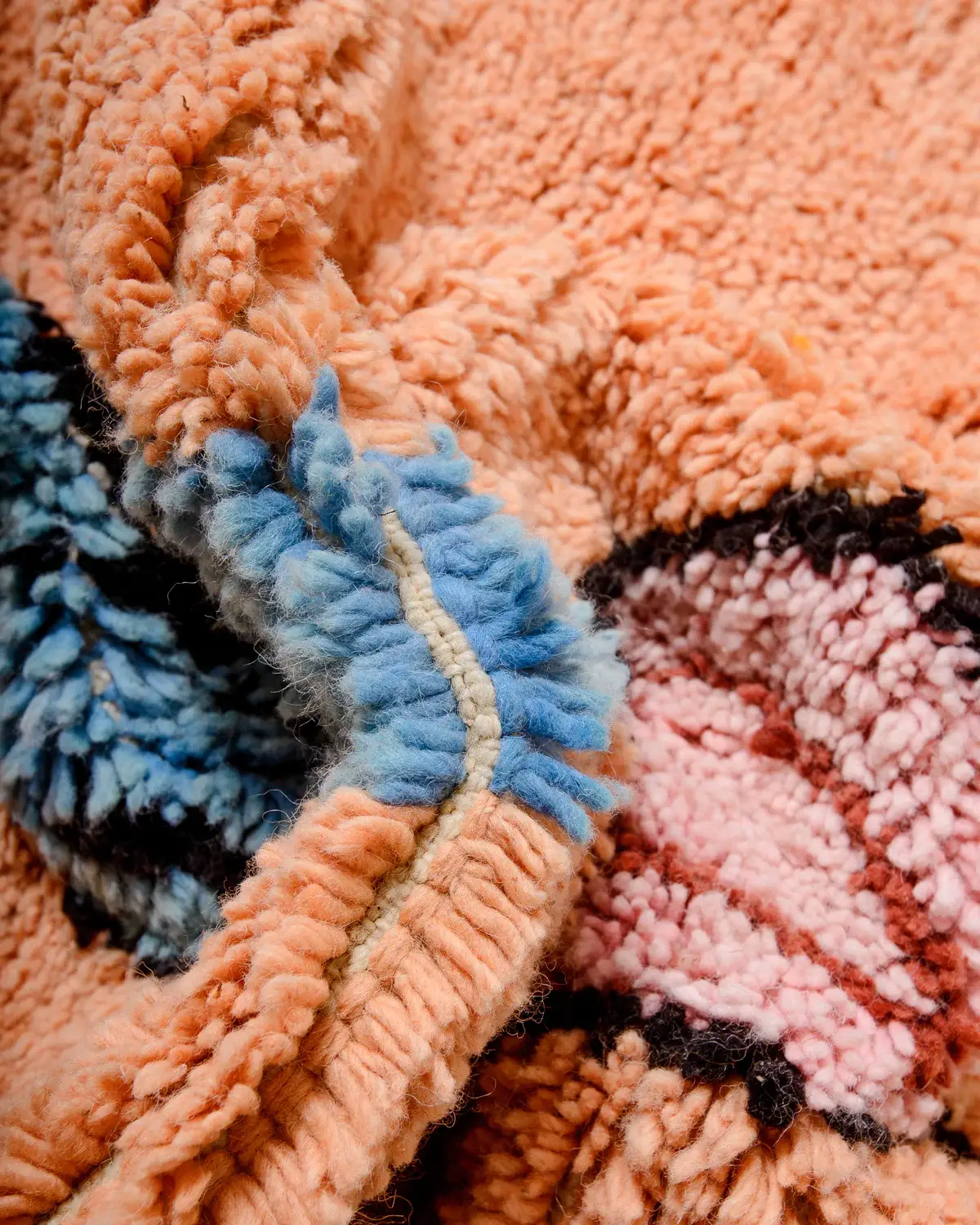 BerberNest – Großhandel Teppichvorleger – Pfirsichrosa Wollteppich mit abstrakten Stammesymbolen, Teppichboden3