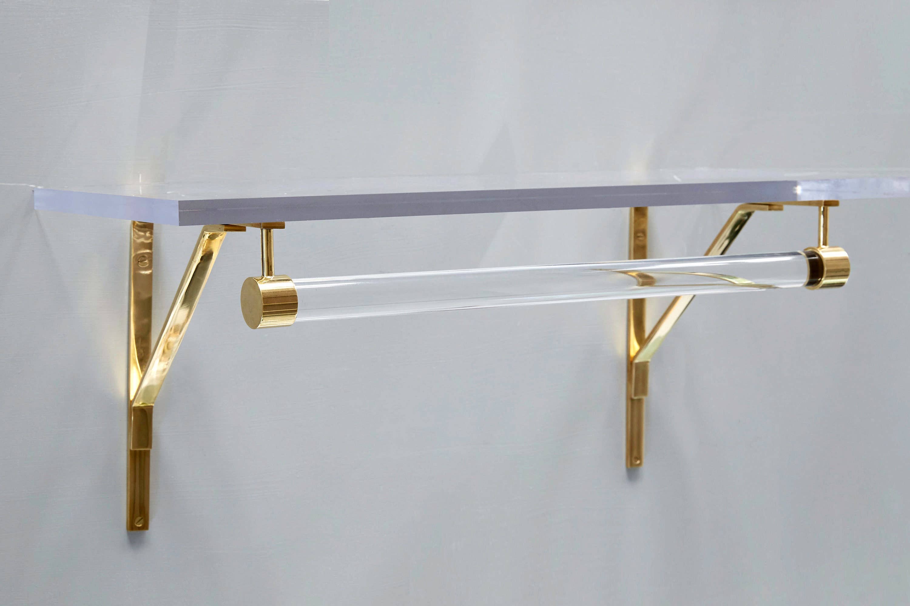 LuxHoldups - Vente Étagères murales - Étagère murale en lucite avec supports en laiton pour placard7