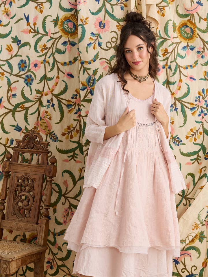 Giacca corta da donna Elodie in mussola di lino e pizzo, rosa per la vendita all'ingrosso da parte di Miss Rose Sister Violet